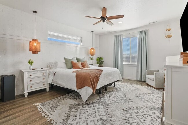 Foto del edificio - 304 Cliff Swallow Ave