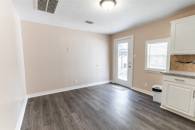 Foto del edificio - 305 N Live Oak St
