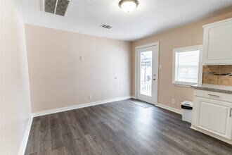 Building Photo - 307 N Live Oak St