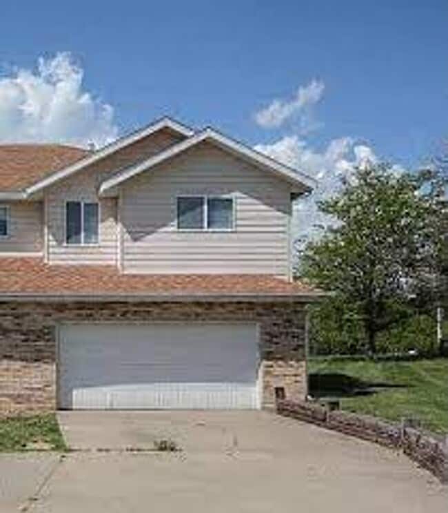 Building Photo - Spacious 4 Bedroom Duplex Located In Ozark!