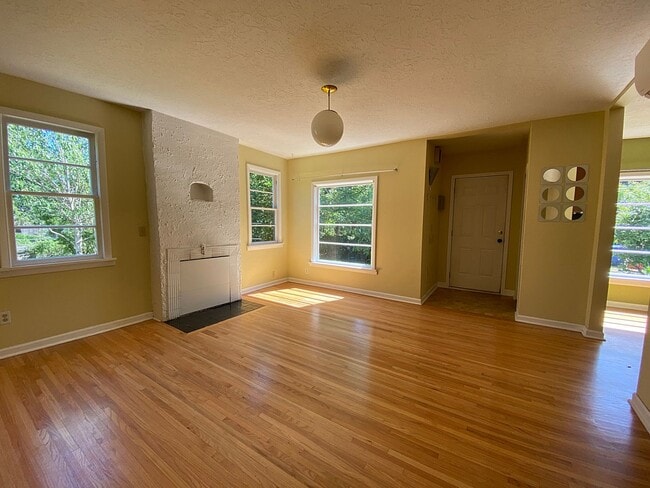 Building Photo - Lovely Cully Home with Bonus Loft, Basemen...