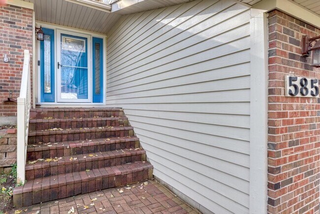 Building Photo - 585 Cambridge Way