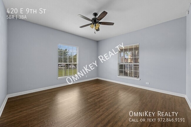 Building Photo - 420 E 9th St