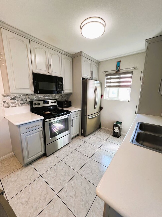 Building Photo - Updated 2 Bedroom, 1 Bath in North Park w/...