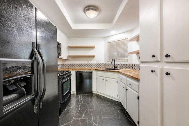 Foto del edificio - Upper 2 Bedroom, 2 Bath in Rancho Santa Margarita with Garage and Parking, be Home by New Years!