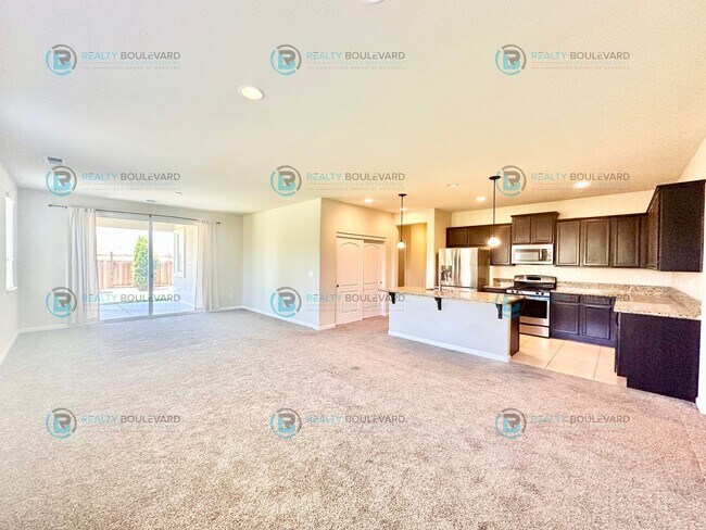 Building Photo - 3 Bedroom 2 Bathroom with Garage covered patio and beautiful yard!