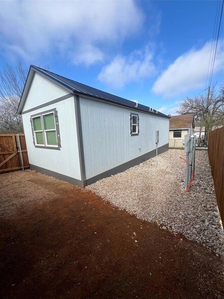 Building Photo - 110 Red Oak Street
