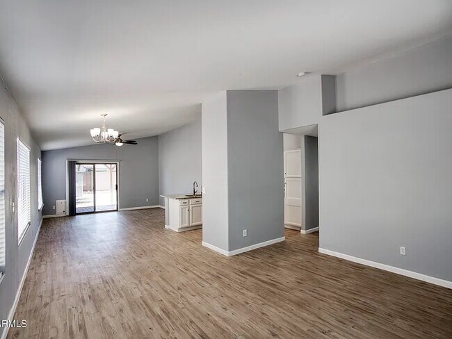 Foto del edificio - 15020 W Watson Ln