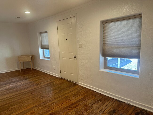 Building Photo - 212 S Leroux St