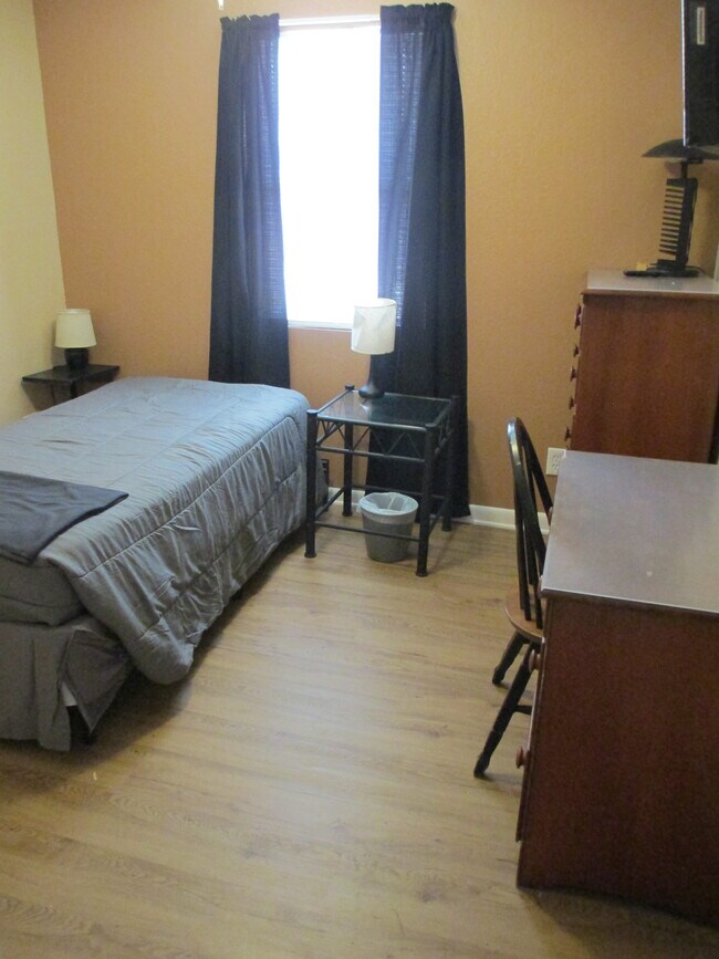 Foto del edificio - 702 Hughlett Ave