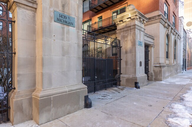 Entrada - Trevi Square