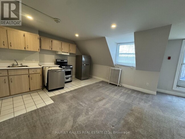 Building Photo - 676 Huron St