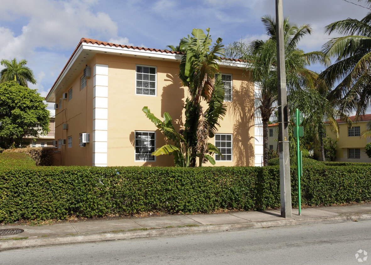 Building Photo - 1302 S Douglas Rd