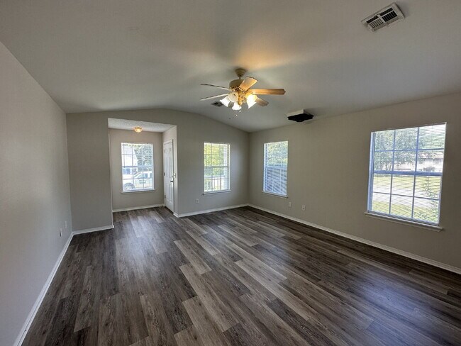 Building Photo - 1306 Cresent St