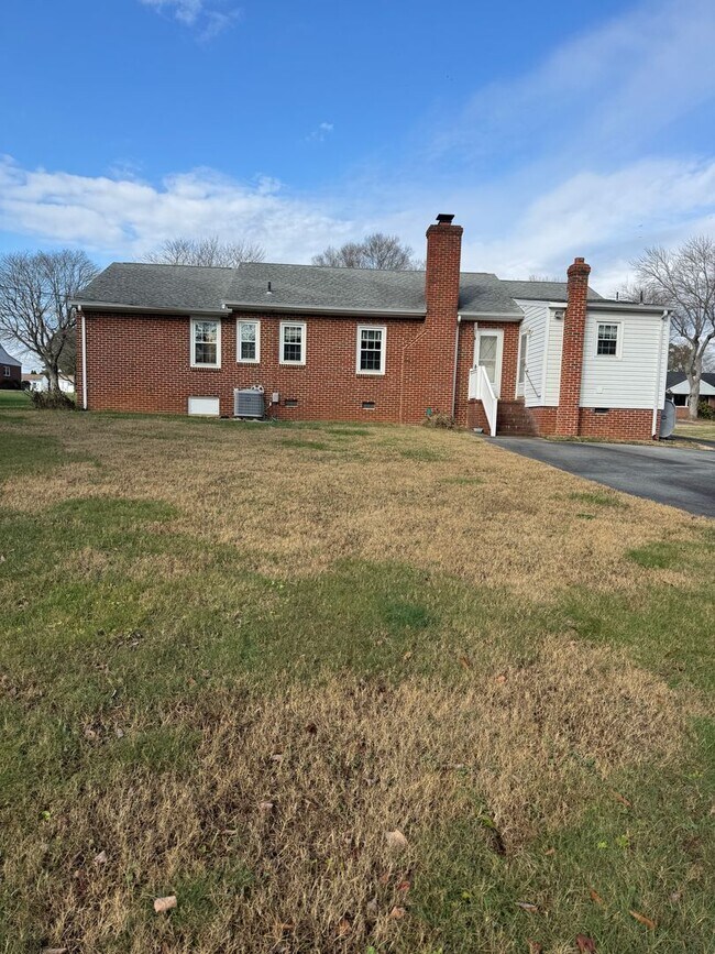 Foto del edificio - Well maintained 3 Bedroom/2 bath brick rancher in Mechanicsville with large backyard and two car ...