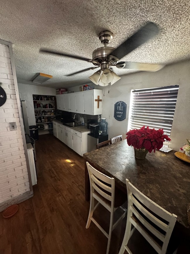 Building Photo - 908 NE Bronstad Dr