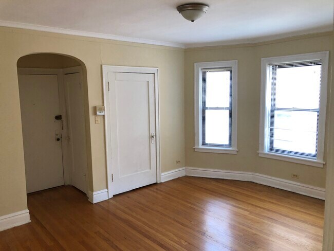 Building Photo - 6437 N Hamilton Ave