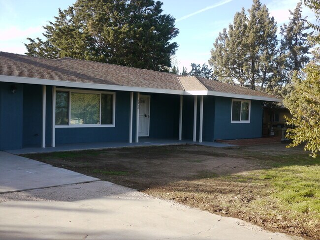 Building Photo - Charming 2-Bed, 1.5-Bath Home with 2-Car G...