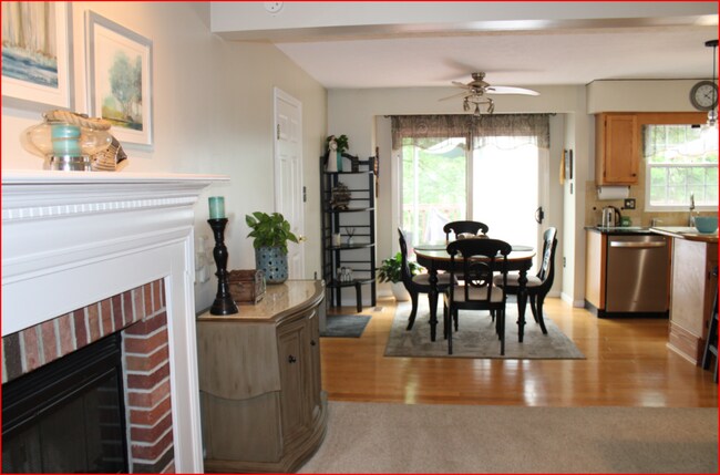 Mesa de cocina - 411 Lundy Ct