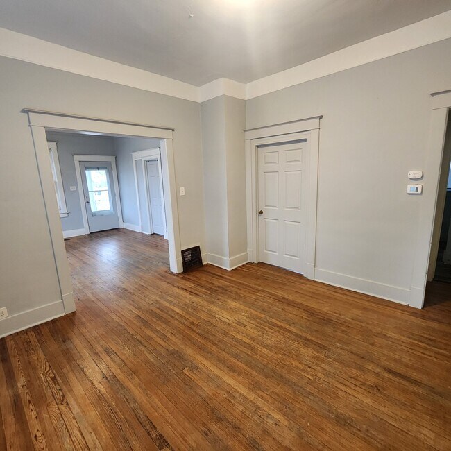 Foto del edificio - 1325 E Main St