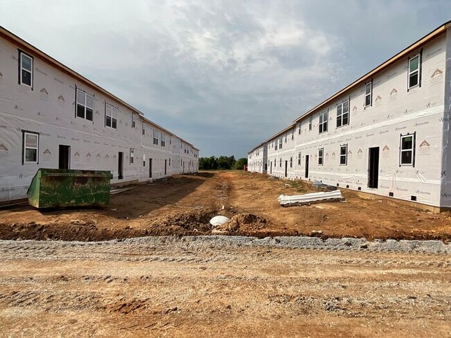 Foto del edificio - BRAND NEW TOWN HOMES in Clever, Mo!!!! 2 b...