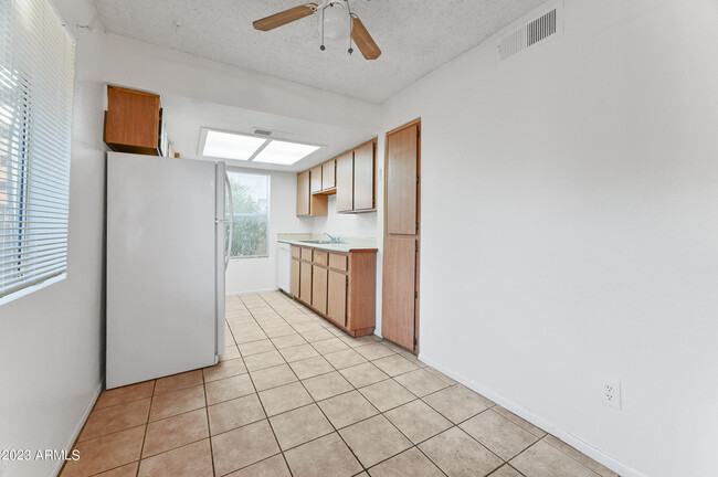 Foto del edificio - 704 E Knox Rd