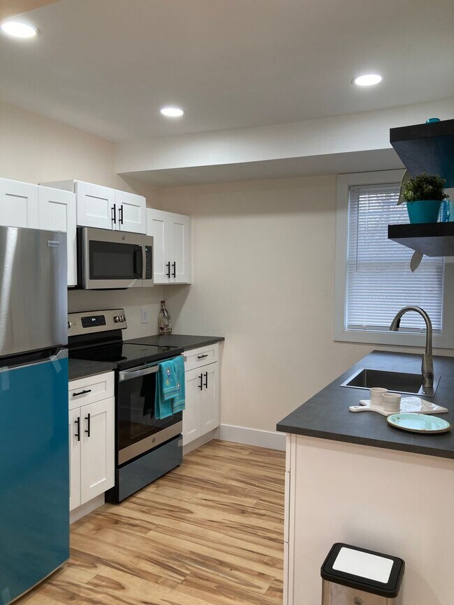Foto del edificio - 2 Bedroom  Renovated Century Home Modern S...