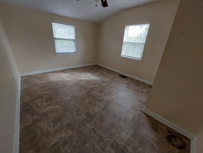 Building Photo - 706 Riverside Dr
