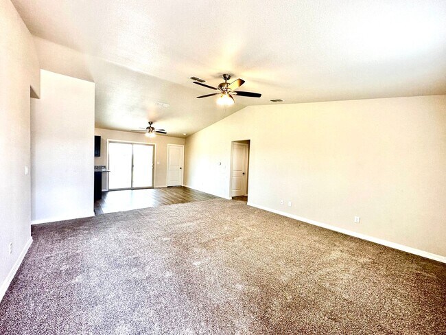 Foto del edificio - Beautiful 4 Bedroom home. MOVE IN SPECIAL,...