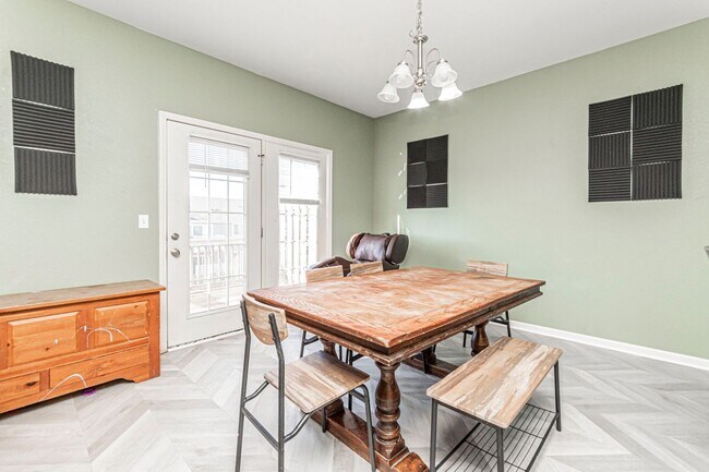 Foto del edificio - Please View the 3D Virtual Walk Through Before Scheduling a Showing!