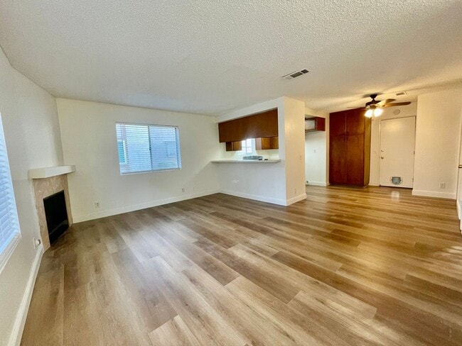 Building Photo - Charming Two Story 2 bedroom, 1.5 Bath in Ontario