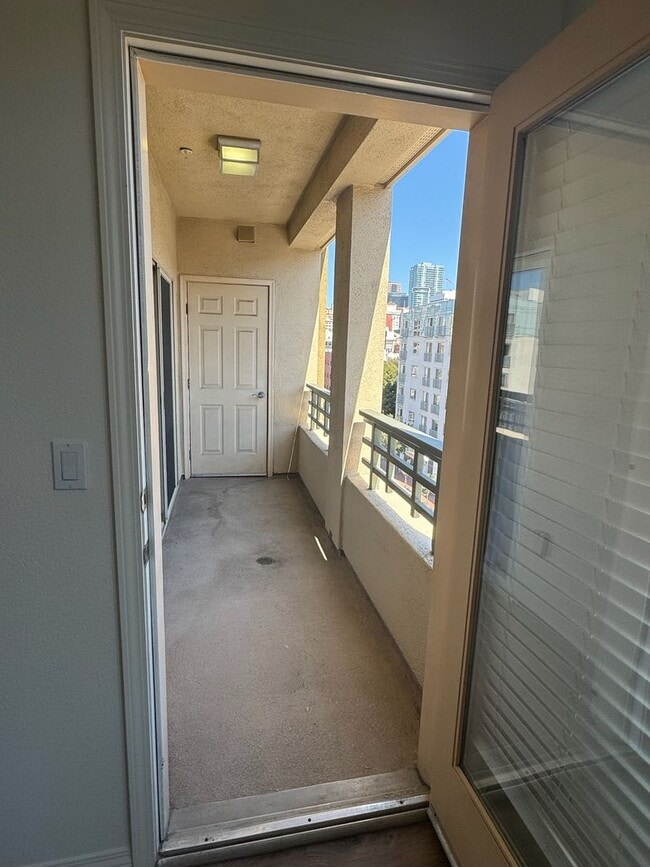 Building Photo - Amazing Downtown Unit Available For Rent!!!