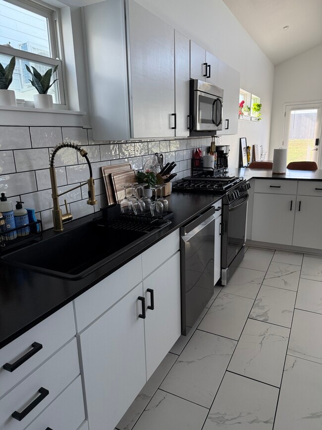 Kitchen - 1741 Jourdan Ave