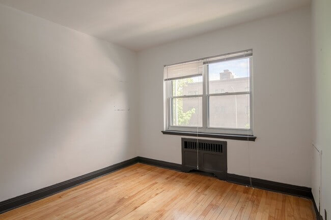 Building Photo - 6210 Avenue Deacon 6210 Chemin Deacon
