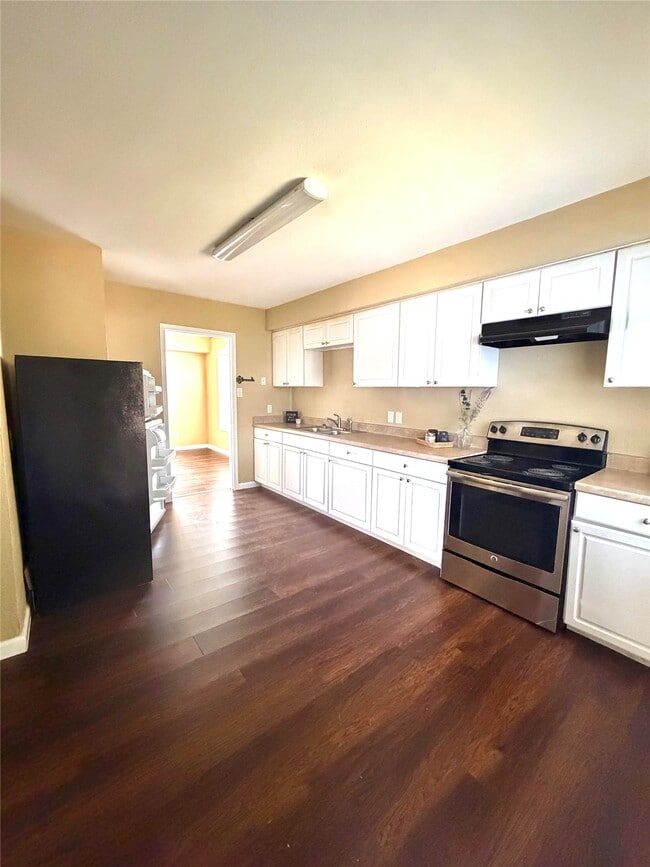 Building Photo - 308 W James Ave