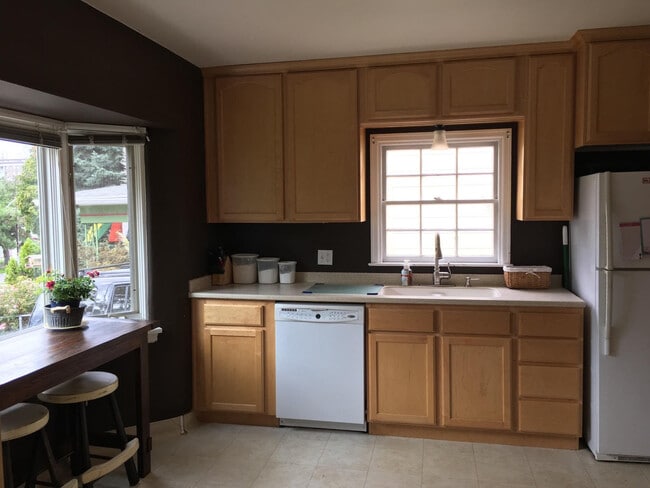 Building Photo - Beautiful Large Home in the Avenues