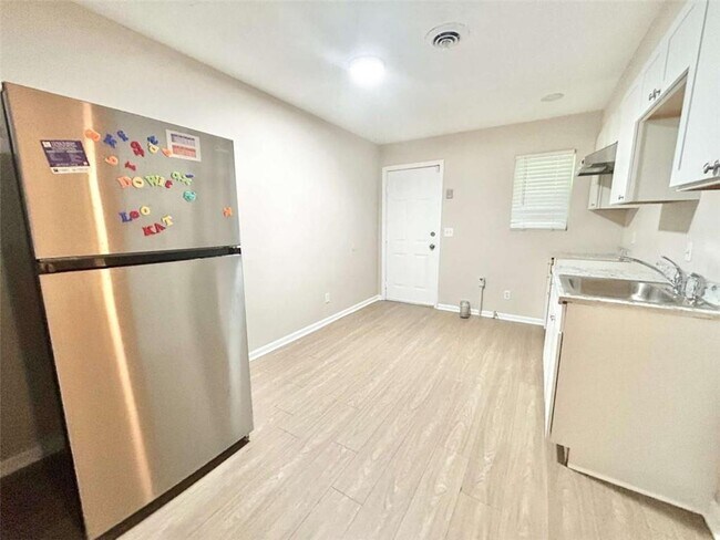 Foto del edificio - 6450 Raymond Dr