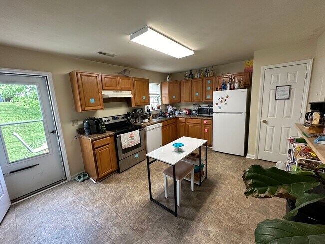 Building Photo - 4 Bedroom 2.5 Bath