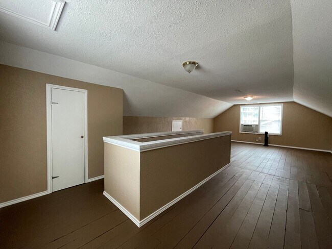 Building Photo - AVAILABLE NOW 2 BEDROOM 1 BATH IN SOUTH FO...