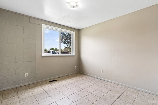 Building Photo - 342 Fairway S