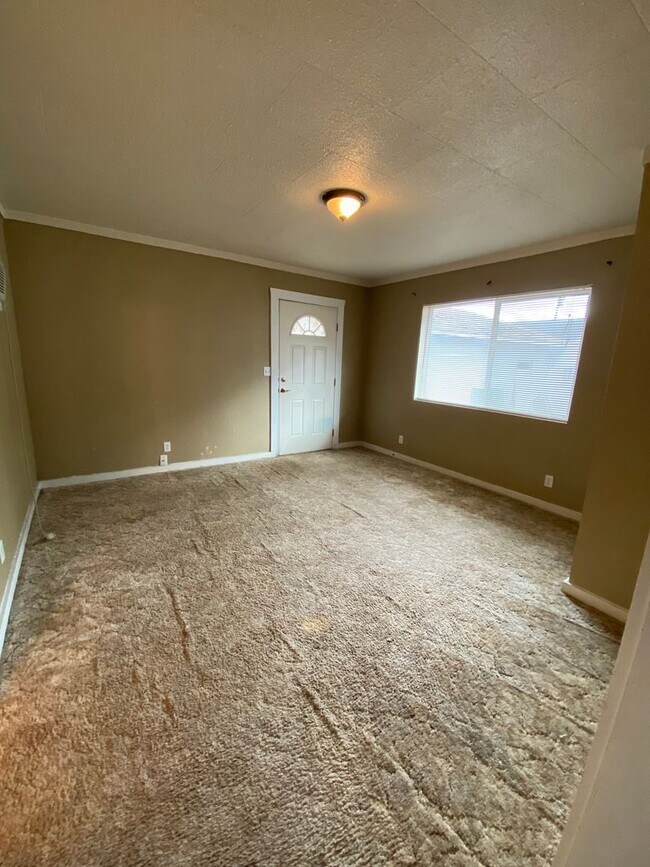 Building Photo - COZY 3RD STREET HOME (APP#97)