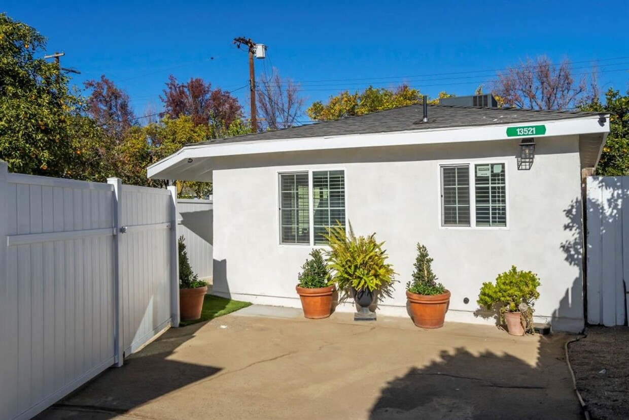 Foto principal - Beautifully remodeled 2 bedroom home