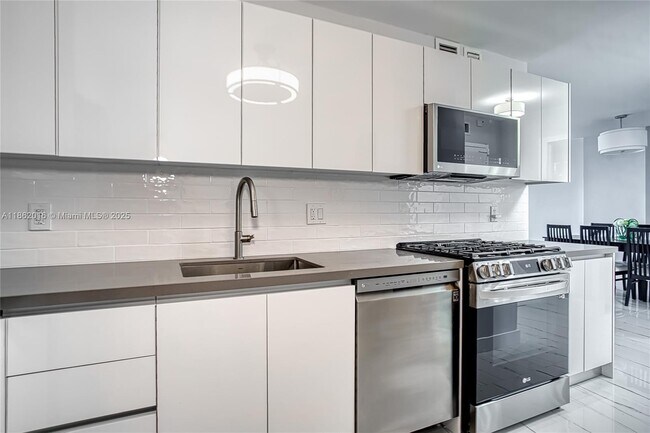 Building Photo - 3140 S Ocean Dr