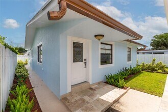 Building Photo - 2433 SW 19th St