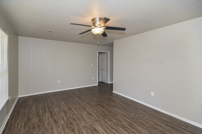 Foto del edificio - 2115 Fernbrook Dr NE