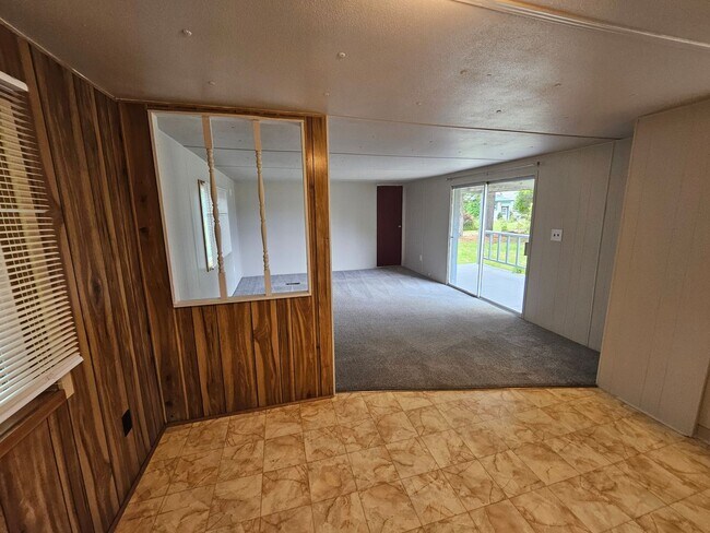 Building Photo - Charming 3BR/1BA in Eagle Creek – W/D, Yar...