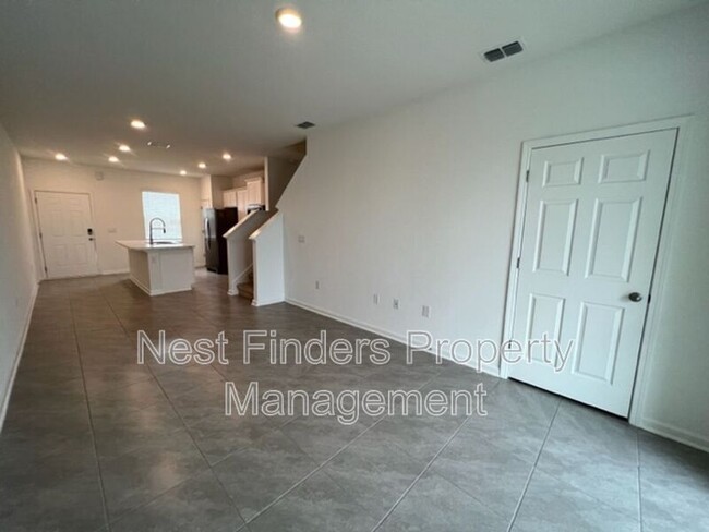 Building Photo - 8405 Zenith Cir