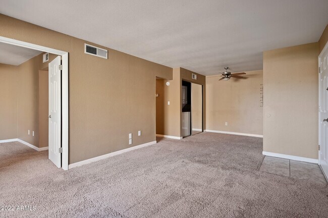 Foto del edificio - 5877 N Granite Reef Rd