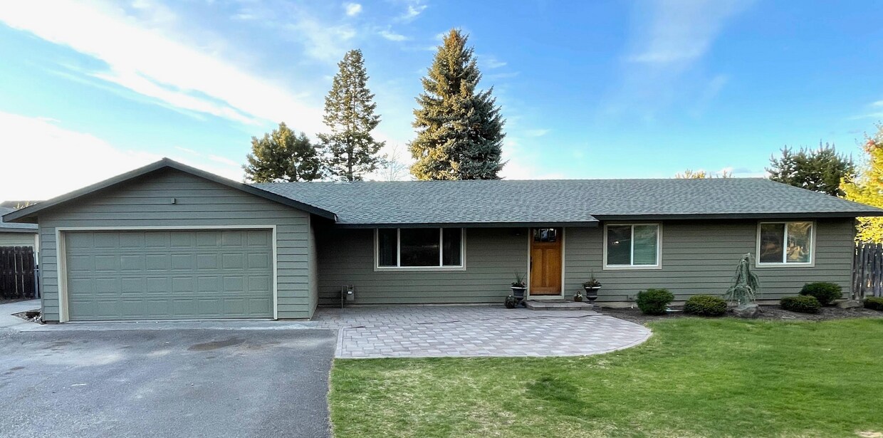 Foto principal - Ranch Style Northeast Bend 3 BR - 2 BA w/ ...