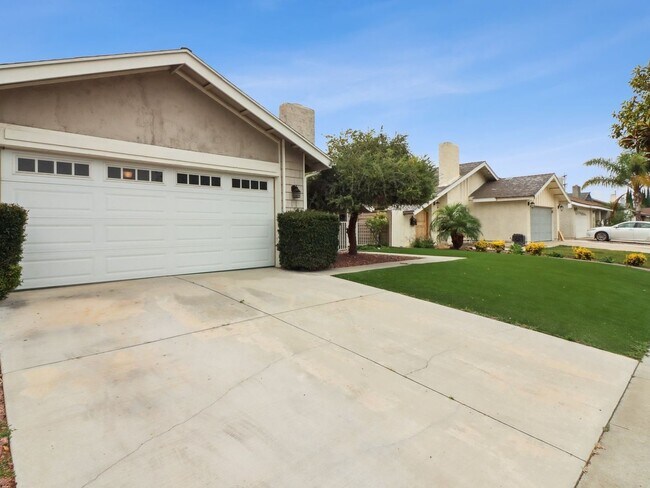 Building Photo - 4 Bedroom 2 Bath Single Family Home in San...